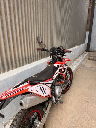 Beta RR 125 LC Enduro Moto Roja y Blanca