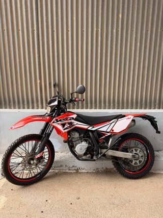 Beta RR 125 LC Enduro Moto Roja y Blanca