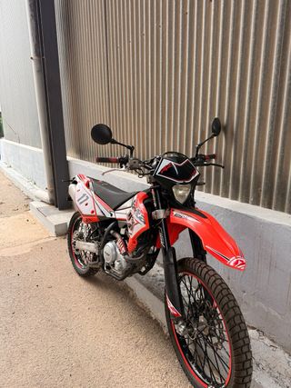 Beta RR 125 LC Enduro Moto Roja y Blanca
