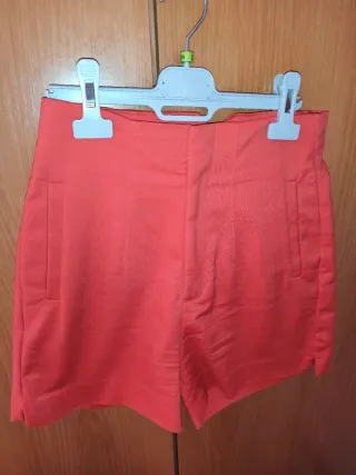 Pantalón corto Stradivarius rojo