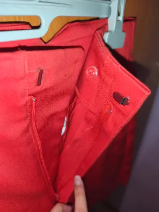 Pantalón corto Stradivarius rojo