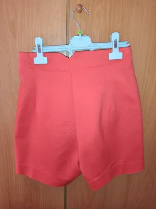 Pantalón corto Stradivarius rojo