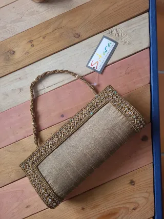Bolso de fiesta dorado con pedrería marca Sitara