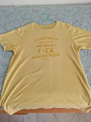 Camiseta Scalpers amarilla con mensaje