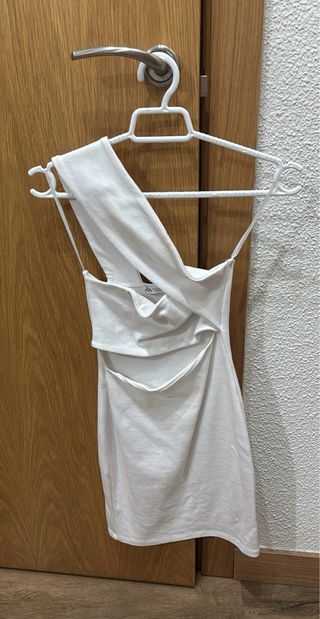 Vestido blanco asimétrico con aberturas