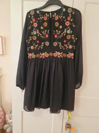 Vestido Plumeti Zara bordado flores manga larga
