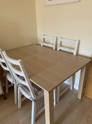 Mesa de comedor de madera