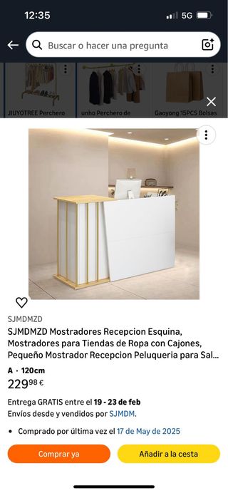 Mostrador de tienda en blanco, madera y dorado