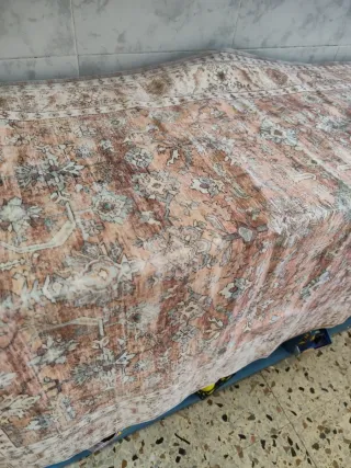 Alfombra de salón beige y marrón