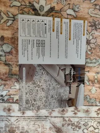 Alfombra de salón beige y marrón