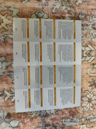 Alfombra de salón beige y marrón