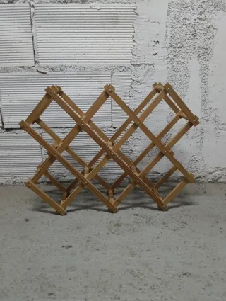 Estantería de madera para vinos