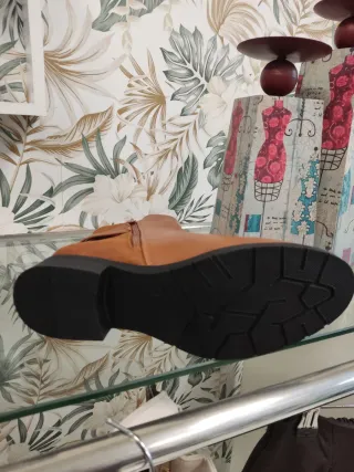 Botín plano Camel con hebilla