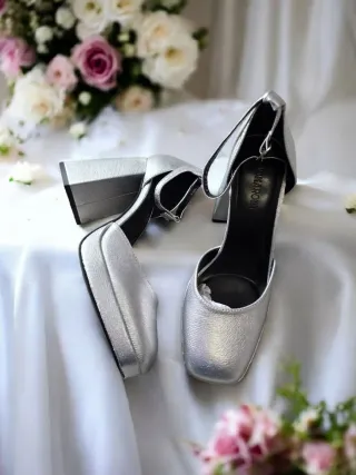 Zapatos de tacón plateados talla 38