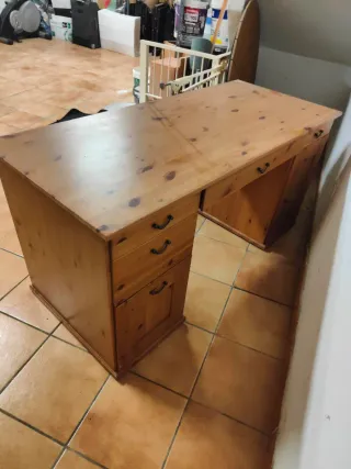 Escritorio de madera en buen estado
