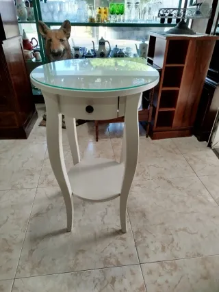 Mesita auxiliar cristal y madera blanca