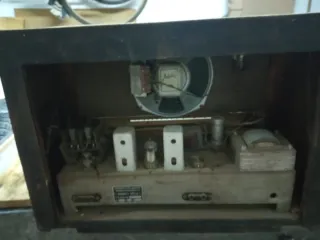 Radio Antigua Beige y Marrón marca Vica.