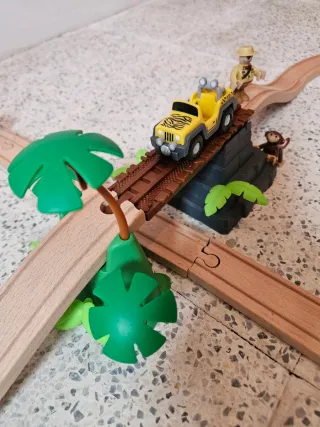 Circuito de tren de madera con escenas