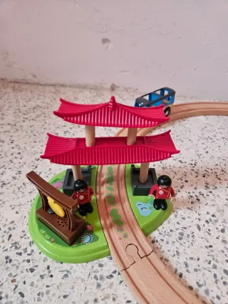 Circuito de tren de madera con escenas