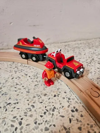 Circuito de tren de madera con escenas