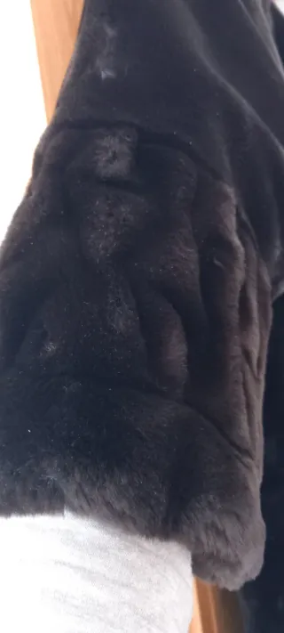 Abrigo imitación piel mutón marrón oscuro