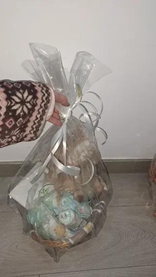 Cesta regalo bebé: peluche, marco fotos y pañales
