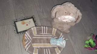 Cesta regalo bebé: peluche, marco fotos y pañales