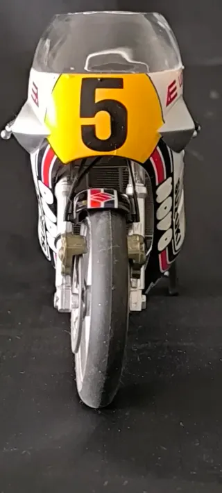 Maqueta Suzuki RG 500cc (1981) M. Lucchinelli