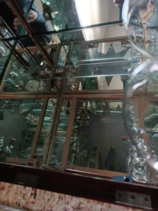 Mueble bar de madera y cristal