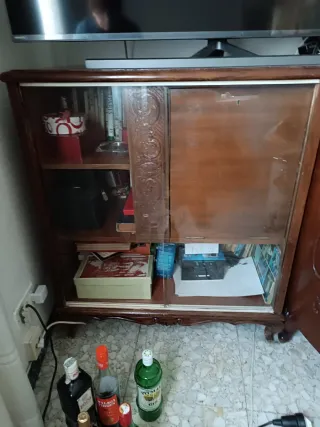 Mueble bar de madera y cristal