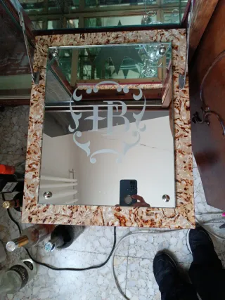 Mueble bar de madera y cristal