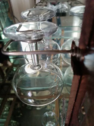 Mueble bar de madera y cristal