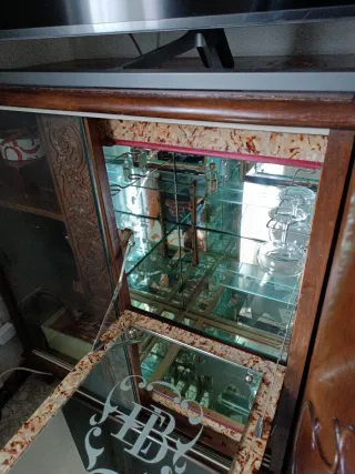 Mueble bar de madera y cristal