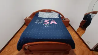 Cama de 1,35x1,90 con 2 mesitas de noche