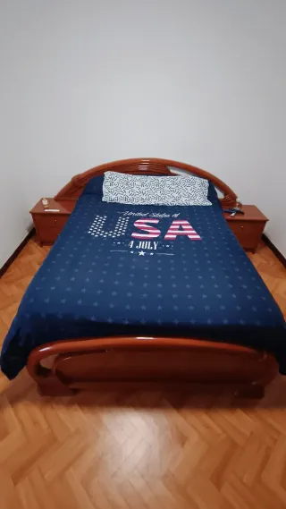 Cama de 1,35x1,90 con 2 mesitas de noche