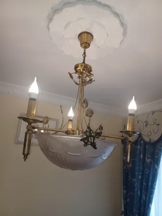 Lámpara de salón rústica dorada en Cáceres