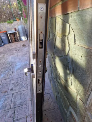 Puerta Exterior Aluminio con Cristal