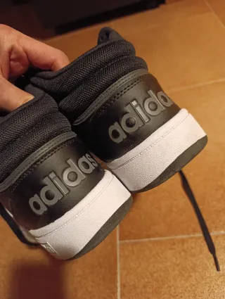 Scarpe Adidas nere e bianche