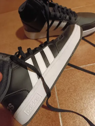 Scarpe Adidas nere e bianche