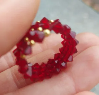 Anello spirale oro giallo 750 con cristalli rossi