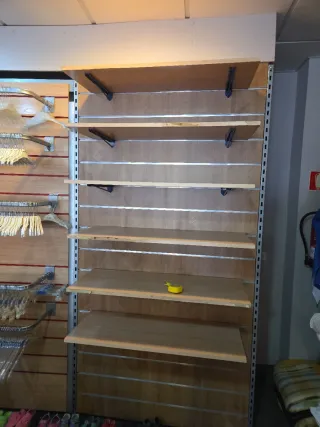 Estantería de madera para paneles de tienda