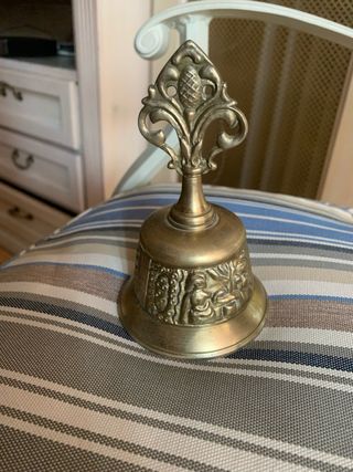 Campana de bronce decorada