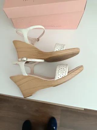 Sandalias ZENDRA cuña blancas y beige
