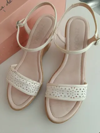 Sandalias ZENDRA cuña blancas y beige