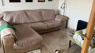 Sofá chaise longue con arcón beige