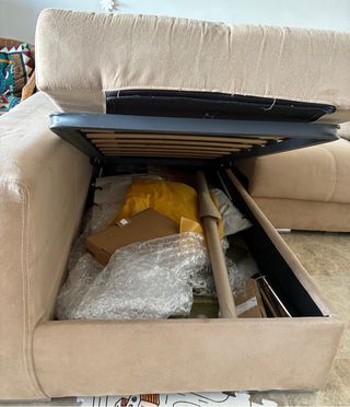 Sofá chaise longue con arcón beige