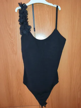 Body con espalda descubierta y flores