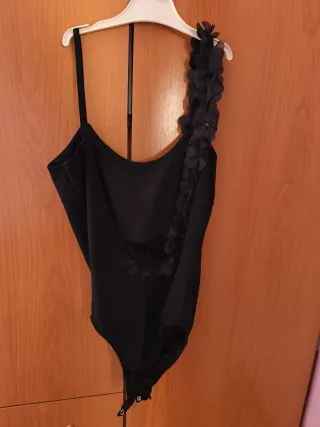 Body con espalda descubierta y flores