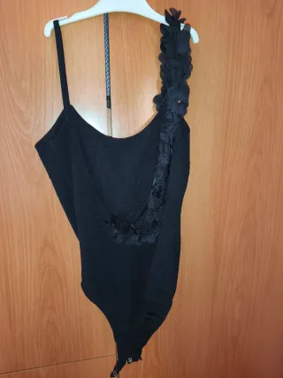 Body con espalda descubierta y flores