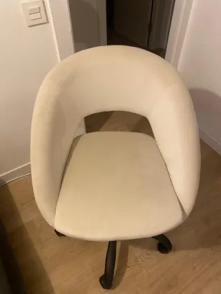 Silla de escritorio beige y negra